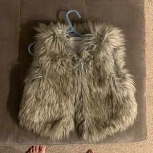 Old navy fur vest. Size 4T